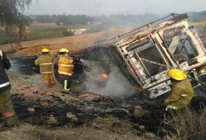 FOTOS: Camioneta con huachicol volcó y ardió en llamas en Texmelucan
