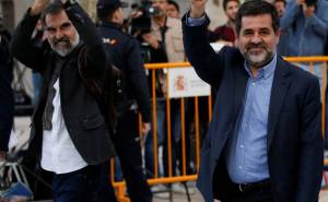 Envían a prisión a líderes independentistas catalanes por sedición