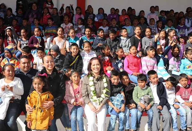 Dinorah López de Gali entrega apoyos invernales a familias de Chilchotla