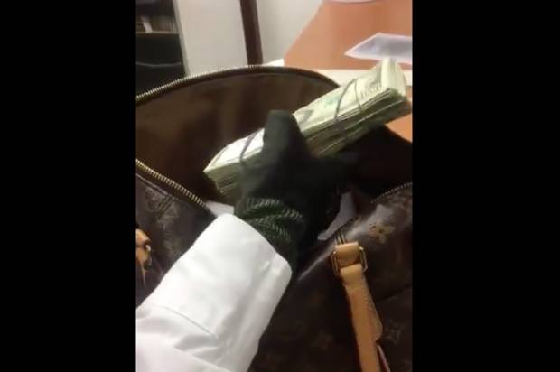 Atrapan a mujer con 44 mil dólares en la bolsa en Aeropuerto de Puebla