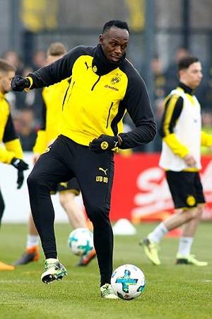 VIDEO: Usain Bolt sorprende en práctica del Borussia Dormund