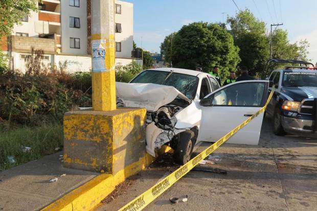 Conductor muere al chocar su auto contra poste en La Margarita
