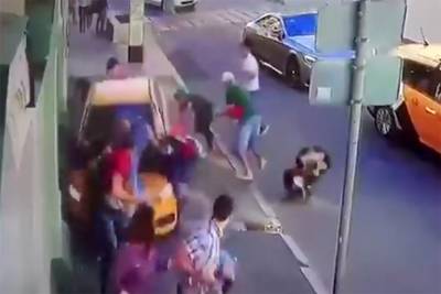 VIDEOS: Taxista embiste a dos mexicanas en Moscú
