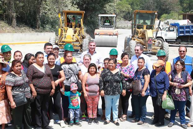 Rehabilitan carretera que comunica a cuatro municipios de la Sierra Norte