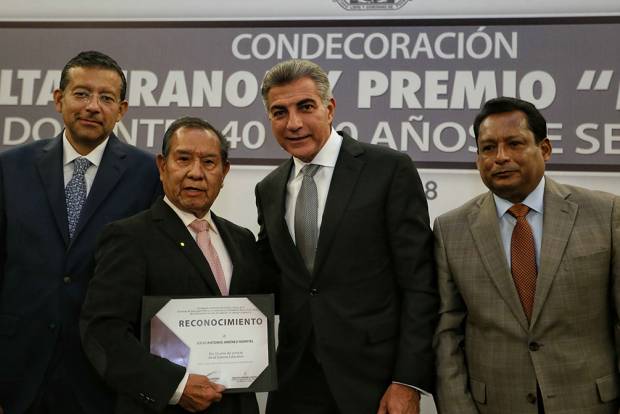 Gobierno de Puebla reconoce a maestros por 40 y 30 años de servicio