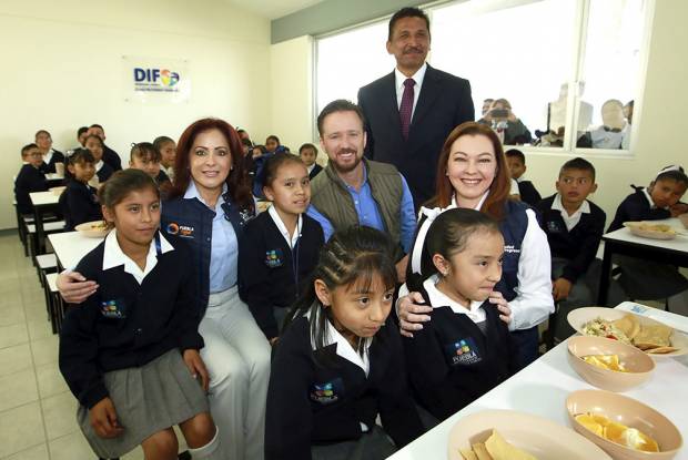 Dinorah Lopez de Gali y Luis Banck inauguran desayunador en primaria