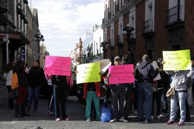 Padres de familia reclaman reapertura de la escuela Lafragua con cierre vial