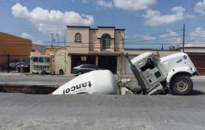 Camión cae a socavón con toneladas de concreto en Tamaulipas