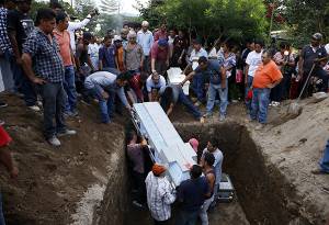 FOTOS: Atzala llora y entierra a sus 12 muertos por el sismo
