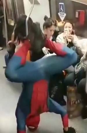 VIDEO: Spider Man se pone a bailar Scooby Doo Papá en el metro