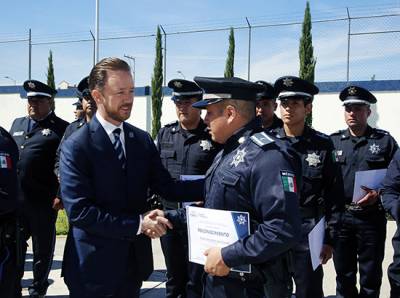 Luis Banck entrega estímulos a 30 policías municipales destacados