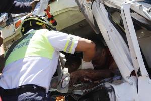 Tres prensados en colisión entre camiones en la autopista México-Puebla