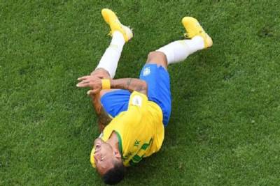 Neymar Jr. lleva quince minutos &quot;jugando&quot; en el césped