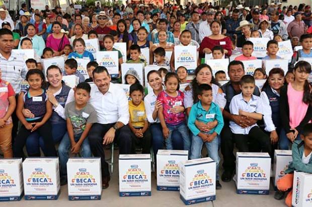 Dinorah López de Gali entregó apoyos a familias de Zacapala