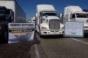 Transportistas cierran la autopista México-Puebla en protesta contra robos