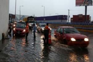 Lluvia dejó vialidades inundadas en Puebla
