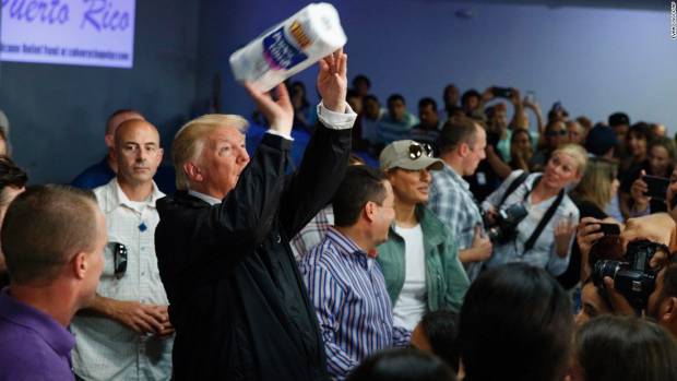 Trump lanza toallas de papel a los afectados por huracán en Puerto Rico