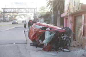 FOTOS: Mueren dos jóvenes al volcar su vehículo en la carretera Puebla-Tehuacán