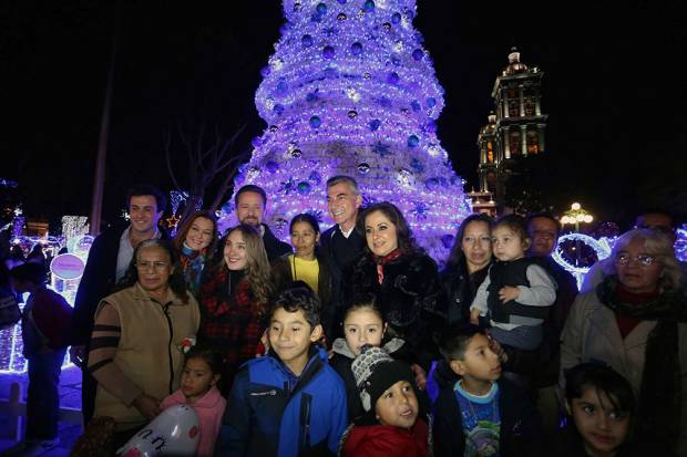 Tony Gali y Luis Banck inauguran la iluminación navideña de Puebla