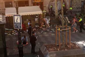 Atentado terrorista en Barcelona; al menos 13 muertos
