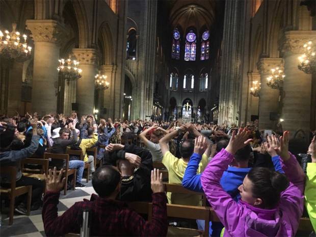“Es por Siria”, grita islamista al atacar a policía en Notre Dame