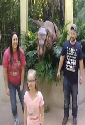 VIDEO: Descubre al dinosaurio que &quot;atacó&quot; a una familia