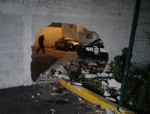 FOTOS: Ebrio impactó vehículo contra instalaciones de la Policía Federal en Puebla