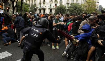 España: Rajoy recurre a la fuerza policial para descabezar el referéndum en Cataluña; hay más de 844 heridos
