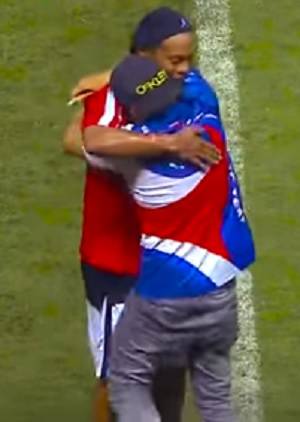 VIDEO: Ronaldinho y su gesto con aficionado en Costa Rica