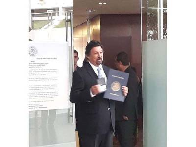 Gómez Urrutia regresa del autoexilio para ser senador de la mano de AMLO