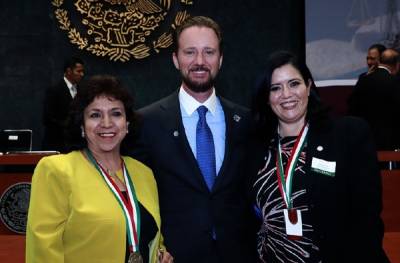 Síndica municipal de Puebla recibe reconocimiento en Los Pinos en el Día del Abogado