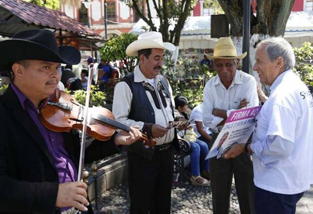 Cárdenas recolecta firmas en municipios de Puebla