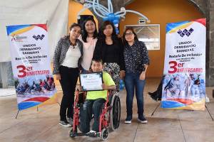Alumnas de la BUAP preparan a personas con discapacidad para que sean autosuficientes