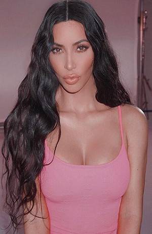 Kim Kardashian sorprendió con escote en redes sociales