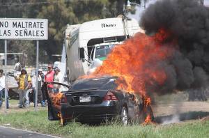 FOTOS: Atropellan a motociclista y les queman el auto en San Lucas el Grande