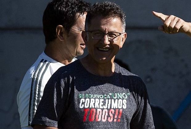 Osorio luce playeras con frases para motivar a sus jugadores
