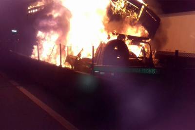 VIDEO: Arden camión y grúa al chocar en la autopista México-Puebla