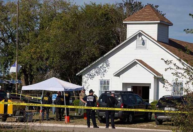 Al menos 26 muertos por tiroteo en iglesia bautista de Texas