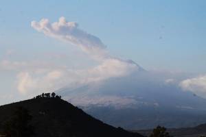 Explosiones del Popocatépetl lanzan ceniza al sur de Puebla capital