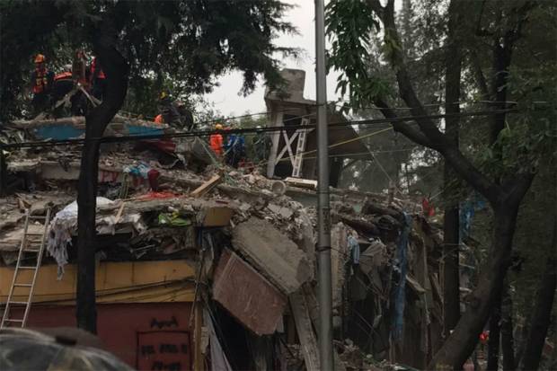 Buscan a siete personas con vida en multifamiliar de Tlalpan