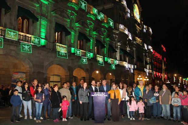 Tony Gali y Luis Banck encienden iluminación de Fiestas Patrias en Puebla