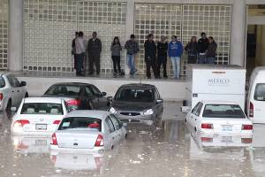 FOTOS: Lluvia provocó caída de barda e inundación en oficinas de Prospera-Puebla
