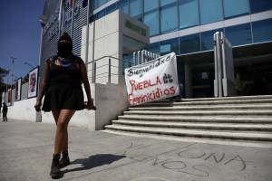 Se manifiestan frente a la Fiscalía de Puebla contra feminicidios