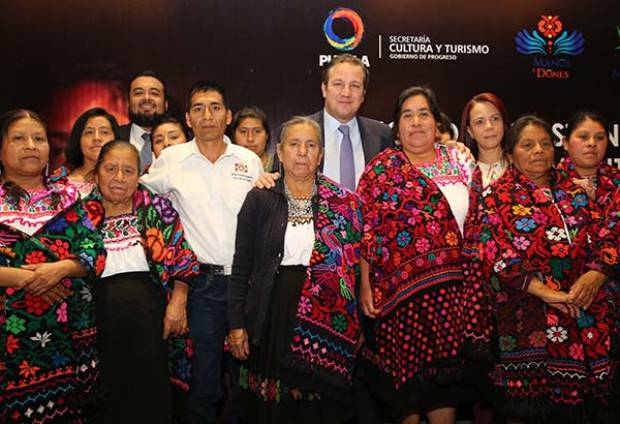 Secretaría de Turismo y Cultura de Puebla entrega certificados y herramientas a mezcaleros y artesanos