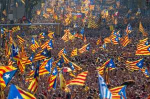 Cataluña se declara independiente; Rajoy disuelve gobierno