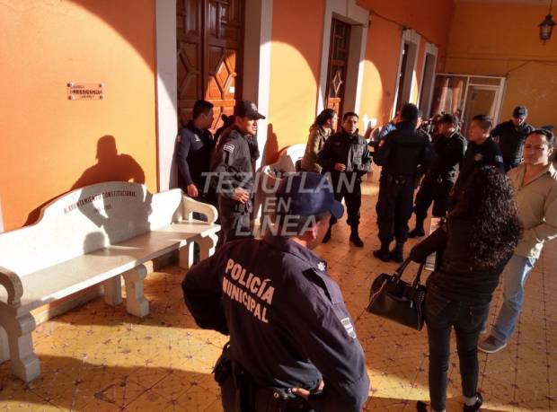 Policías de Chignautla toman alcaldía por falta de pago
