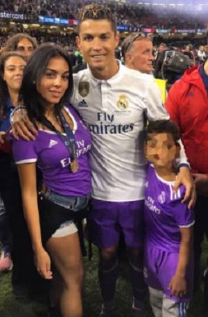 Cristiano Ronaldo: Esposa y madre se pelean su &quot;atención&quot;