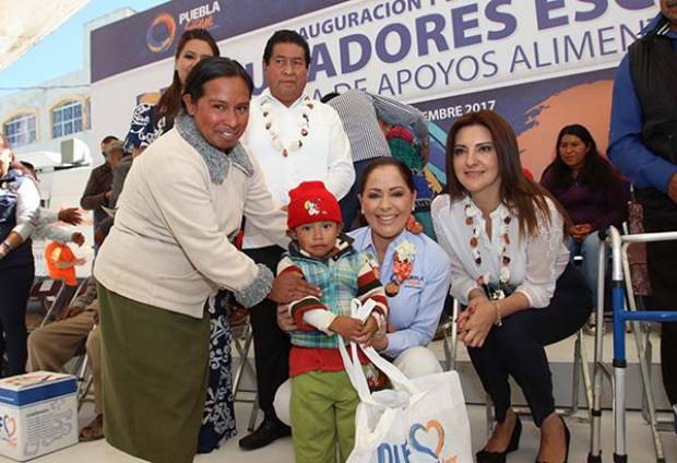 Dinorah López de Gali beneficia a las familias de Zautla con programas alimentarios