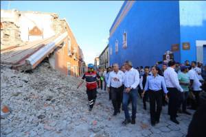 Tony Gali recorre zócalos de Atlixco y Puebla para evaluar daños por el sismo