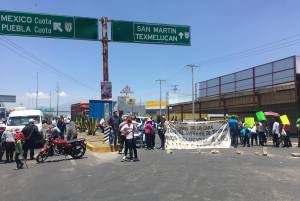 Familiares de ex policías cierran acceso principal a San Martín Texmelucan
